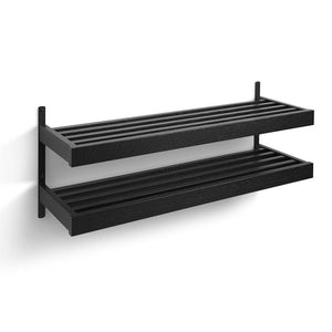 Svart väggmonterad skohylla med två hyllplan i trä med ribbor för ventilation