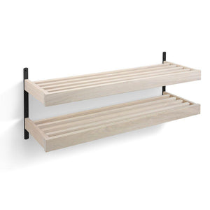 Tvåhyllad skoförvaring i ljust trä med svarta väggfästen, modern design för entré och hall