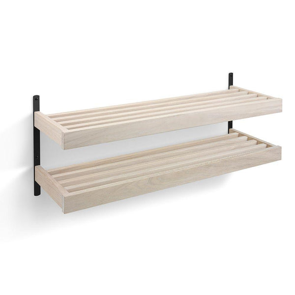 Tvåhyllad skoförvaring i ljust trä med svarta väggfästen, modern design för entré och hall