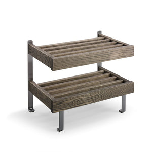 Tvåhyllad förvaring i trä med mörka metallben, rustik design för badrum eller kök