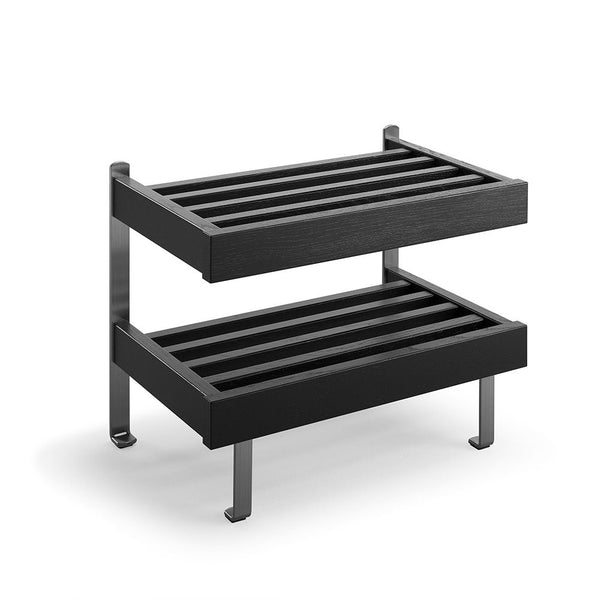 Tvåhyllad skoställning i svart metall med ribbor för ventilation och stabila ben