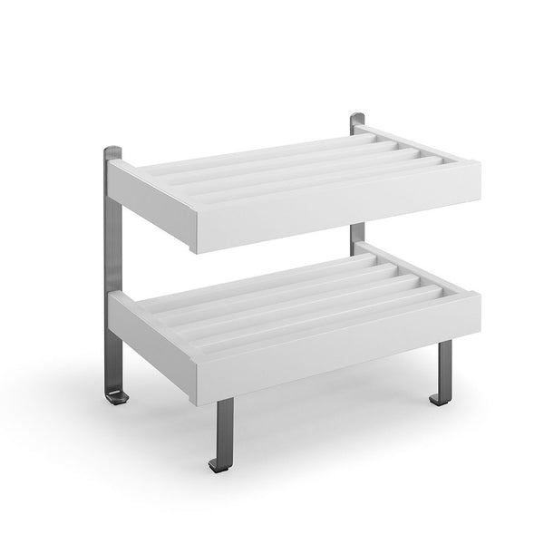 Tvåhyllad förvaring i vitt med grå metallben, slatted design för ventilation och drainage