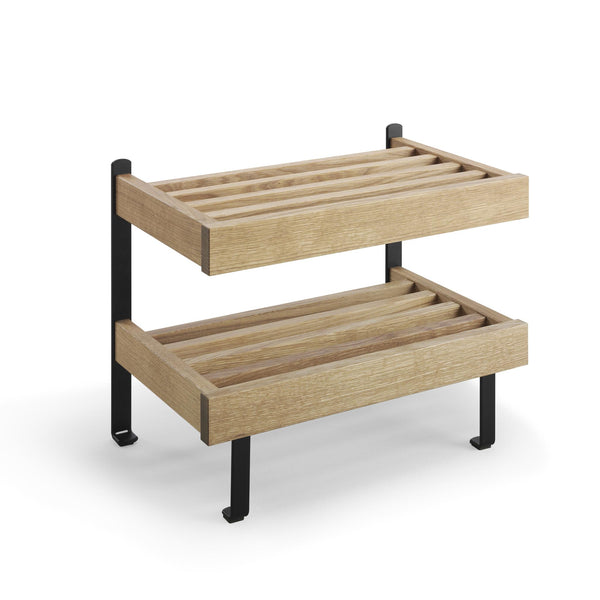 Tvåvånings förvaringshylla i ek med svarta metallben och slatted träbrickor