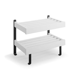 Tvåhyllad förvaringshylla med vita lådor och svart metallram för organisering