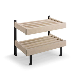 Tvåvånings förvaringshylla i ljust trä med svarta metallben och ribbade lådor