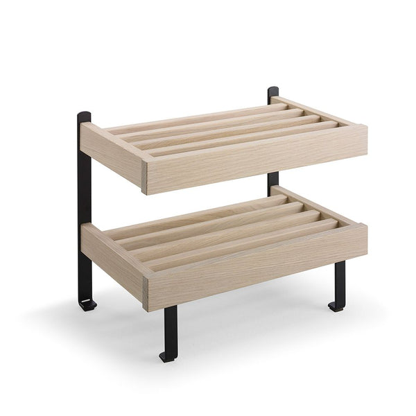 Tvåvånings förvaringshylla i ljust trä med svarta metallben och ribbade lådor