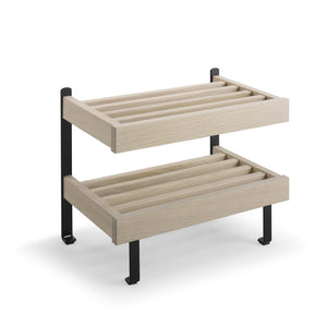 Tvåvånings förvaringshylla i ljust trä med svarta metallben och spaltade träbottnar