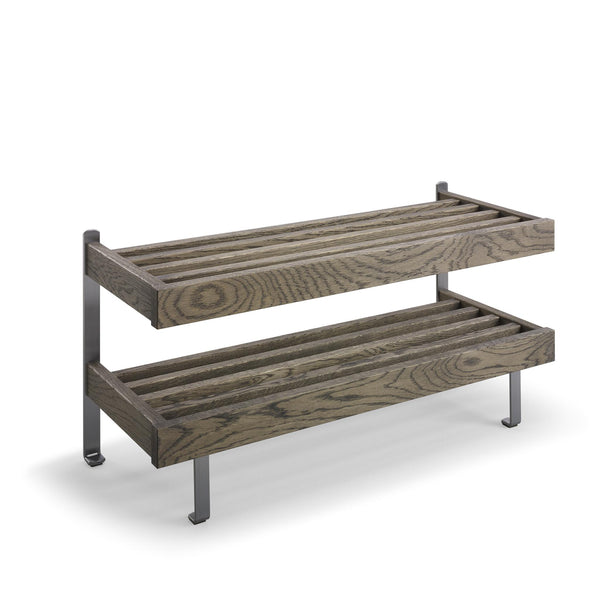 Tvåhyllad skohylla i mörkt trä med metallstativ, plats för flera par skor