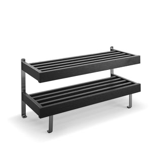 Svart tvåhyllad skoställning i metall med ribbor för god ventilation och stabilitet