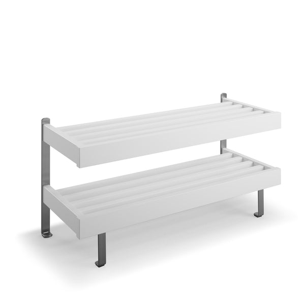 Tvåplanshylla i rostfritt stål med vita hyllplan och grå stolpar för förvaring i kök eller lager