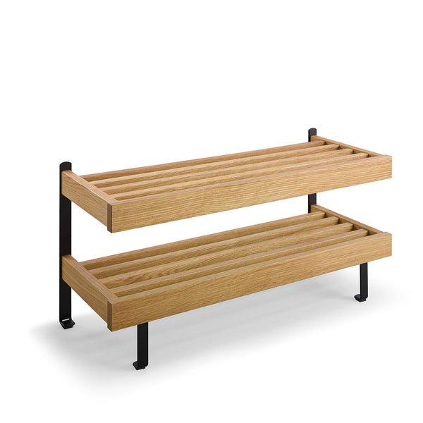 Tvådelad skohylla i ek med svarta metallben och slatted design för luftcirkulation