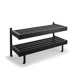Svart tvåhyllad skoställning i metall med ribbor, modern design för hallförvaring