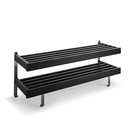 Svart skohylla i metall med två nivåer och ribbor för luftcirkulation