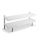 Tvåvåningshylla i vit plast med grå metallben för förvaring i kök eller lager