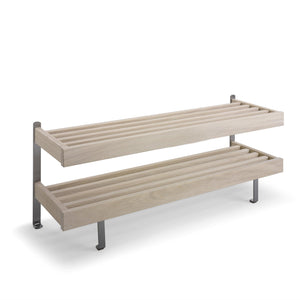 Tvåvånigs skohylla i ljust trä med grå metallben, slatted design för ventilation