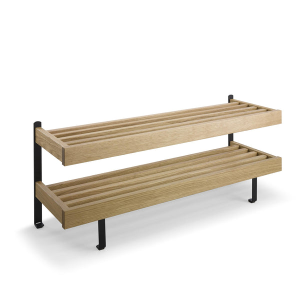 Tvåhyllad skoställning i ljust trä med svarta metallben, modern skandinavisk design för hallförvaring