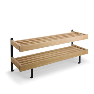 Tvåhyllad skoställning i ljust trä med svarta metallben och ribbor för ventilation