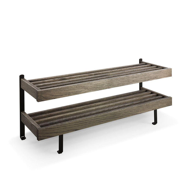 Tvåhyllad skoförvaring i grått trä med svarta metallben, modern industriell design