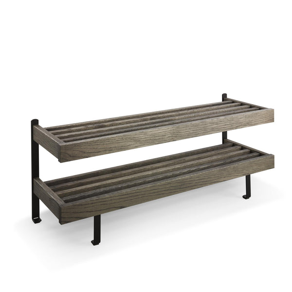 Tvåplan skohylla i grått trä med svarta metallben för förvaring av skor