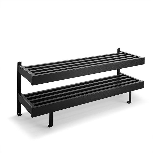 Svart skoställ med två hyllplan i metall, modernt trappformat design för förvaring av skor
