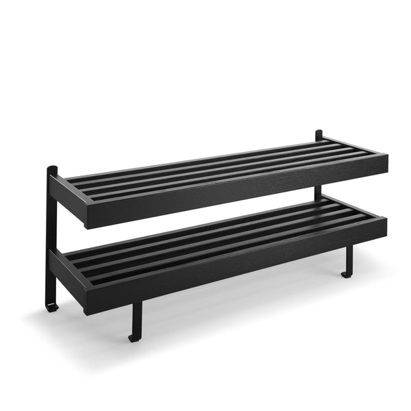 Svart skoställ i metall med två hyllplan och slatted design för förvaring av skor
