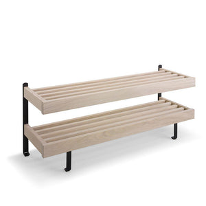 Tvåhyllad skoställning i ljust trä med svarta metallben, designad för organiserad skoförvaring