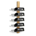 Vinställ i trä med fem svarta hyllplan som håller vinflaskor i vertikal montering mot vit vägg