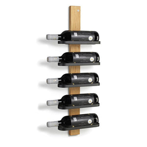 Vinställ i trä med fem svarta hyllplan som håller vinflaskor i vertikal montering mot vit vägg