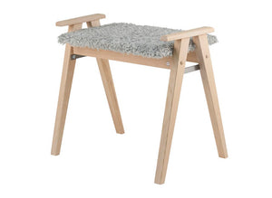 Pall med sits i grått fårskinn och ben i ljust trä, med armstöd i naturligt trämaterial