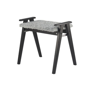 Grå pall med luddig sits och svarta träben, perfekt som fotpall eller extra sittplats