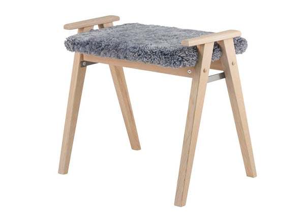 Fotpall med grå fårskinnsdyna och ljust trä, inklusive liten avtagbar nackstödsdyna