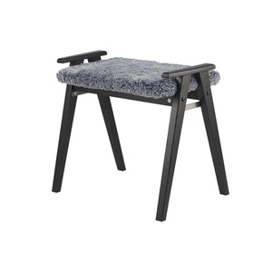 Grå pall med fuskpäls och svarta träben, inklusive armstöd för vila