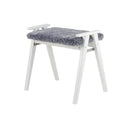 Vit träpall med grå fluffig sittdyna i fårskinn, moderna A-formade ben