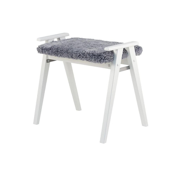 Vit träpall med grå fluffig sittdyna i fårskinn, moderna A-formade ben