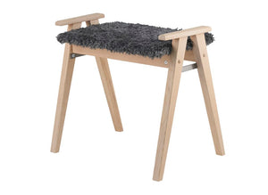 Pallar med grå fårskinnssits och ben i ljust trä, skandinavisk design