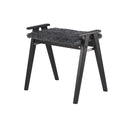 Svart träpall med grå fårskinnssits och praktiska handtag på sidorna