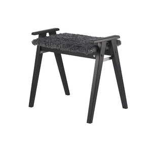 Svart träpall med grå fårskinnssits och praktiska handtag på sidorna