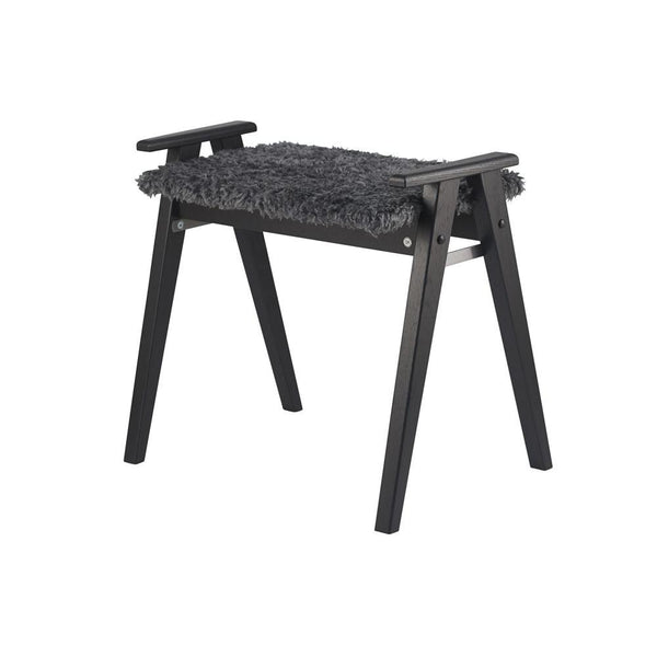 Svart träpall med grå fårskinnssits och praktiska handtag på sidorna