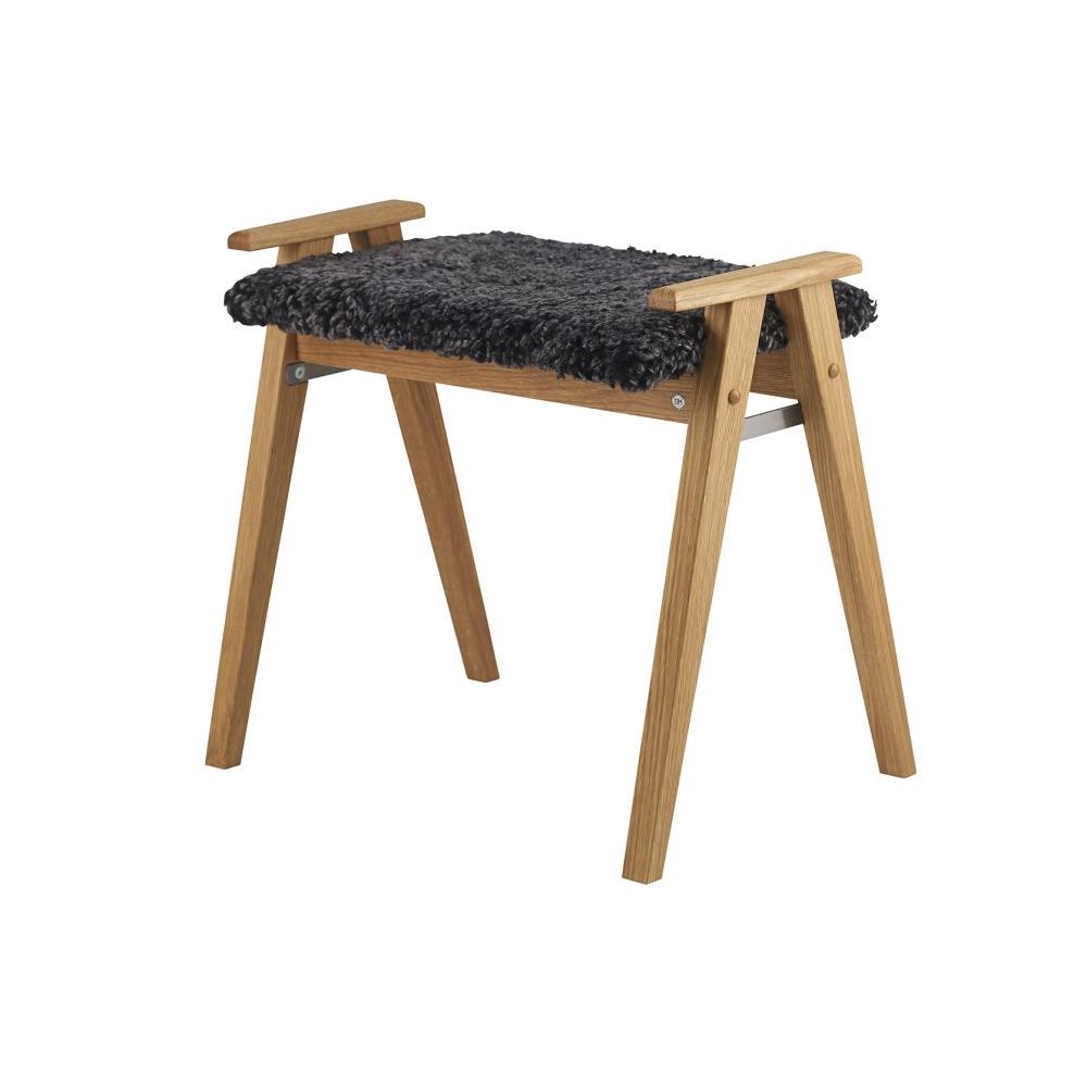 Pall i ek med svart flätad sits och två handtag, moderna träben i A-form