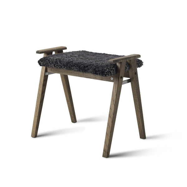 Pall med mörkgrå fårskinnssits och träben i rustik stil med armstöd