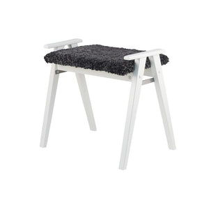 Pall med vit träram och svart fårskinnssits, skandinavisk design med A-formade ben