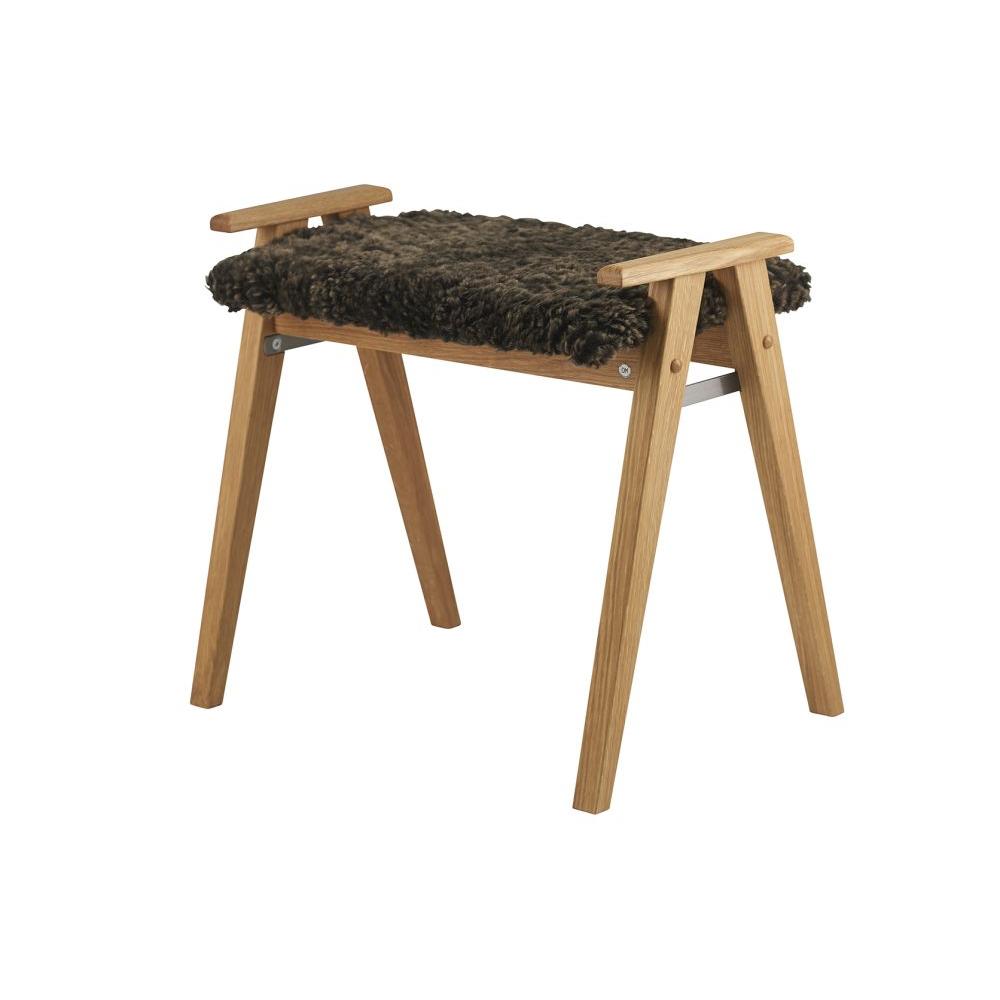 Pall i ek med mörk fårskinnssits och armstöd, skandinavisk design