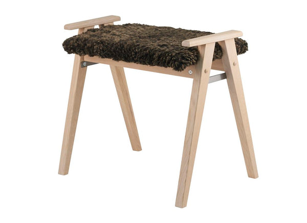 Pall i ljust trä med mörk fårskinnsdyna, skandinavisk design med A-formade ben