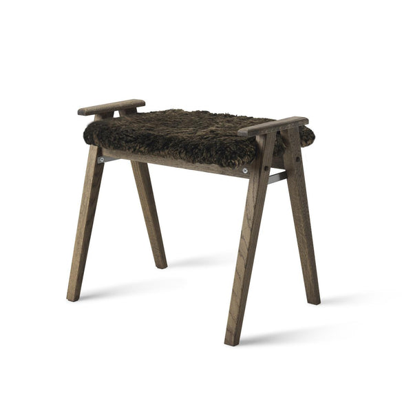 Pall i mörkbetsad ek med brun fårskinnssits och trähandtag, skandinavisk design