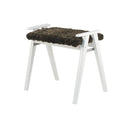 Vit träpall med grått fårskinn som sittdyna, skandinavisk design med A-formade ben