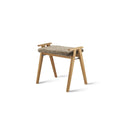 Pall i ek med grå fårskinnssits och handtag, skandinavisk design