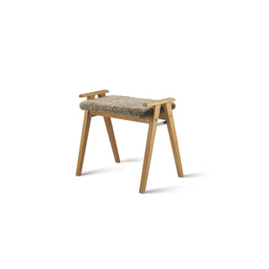 Pall i ek med grå fårskinnssits och handtag, skandinavisk design