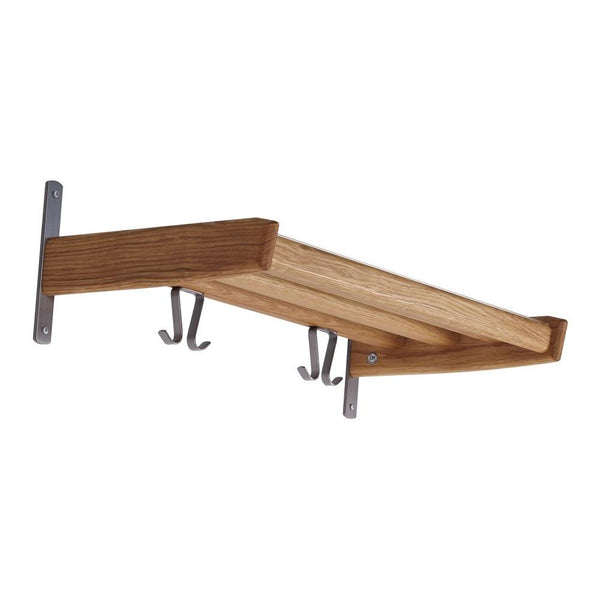 Väggmonterad trähylla i ek med metallkonsoler och krokar för förvaring