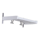 Vit väggmonterad hylla med krokar i metall för förvaring