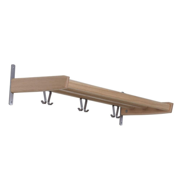 Väggmonterad trähylla med krokar i ljust trä och mörkgrå metallbeslag